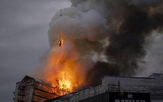 Incendio afecta a histórica antigua Bolsa de Copenhague: Su aguja cayó y se teme un desastre