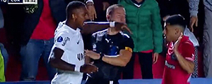 Video: Insólita agresión de jugador de Corinthians a árbitro chileno en la Copa Sudamericana