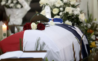  Ministras Fernández y Tohá participan en funeral de Sergio Arévalo en Los Álamos 