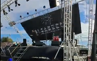 Video: El momento en que pantalla gigante se desploma sobre el escenario durante show de magia en San Antonio