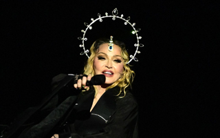 &#34;Icónico&#34; y &#34;un asco&#34;: El beso de Madonna con bailarina de su concierto en Río que generó encontradas reacciones