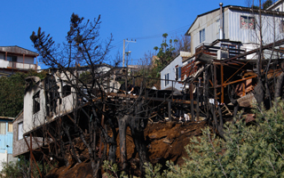 Filtraciones en viviendas de emergencia: Oficialismo apunta al Estado y oposición arremete contra Vallejo