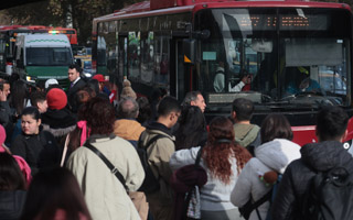 Fotos | Calles desbordadas y buses repletos: Así reaccionó Santiago ante la falla en el Metro