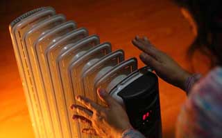 Expertos detallan riesgos de los sistemas de calefacción eléctricos y precauciones para evitar incendios