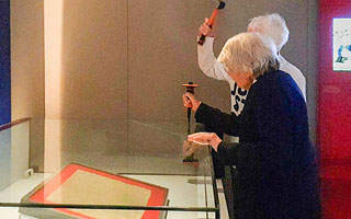 Dos mujeres de más de 80 años dañan vitrina de la &#34;Magna Carta&#34; británica en protesta ecologista