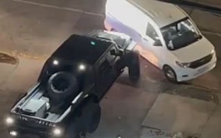 Video: Conductor de camioneta arrastró furgón que tapaba su salida de estacionamiento en Las Condes