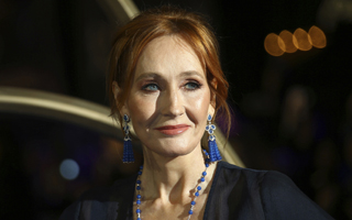 J.K. Rowling es de nuevo blanco de críticas por comentarios transbóficos: Ahora arremetió contra la primera árbitra trans