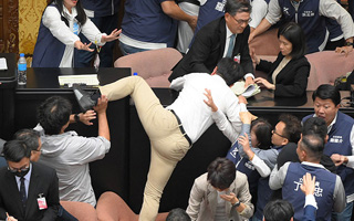 Video | Caos total en Taiwán: Diputado se roba un proyecto de ley en plena sesión para evitar su votación