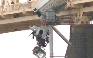Video | Conductora que quedó colgando en un puente en EE.UU habla sobre el momento: &#34;Pensé que iba a morir&#34;