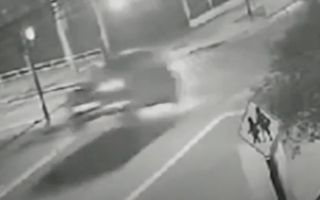Video | Auto &#34;voló&#34; y chocó contra un árbol en Puente Alto: Conductor fue detenido por previo delito de robo con violencia