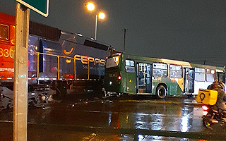 Tren de carga choca con bus del sistema RED en Maipú y deja al menos tres lesionados