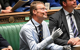 Video | Diputado británico es ovacionado al volver al Parlamento tras amputación de cuatro extremidades