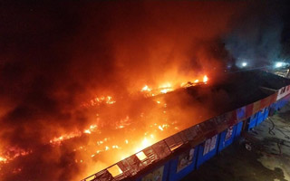 Incendio destruye centro comercial recién inaugurado en El Monte: Cinco bomberos resultaron lesionados