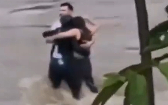 Video: El dramático abrazo de tres amigos antes de ser arrastrados por un río en Italia