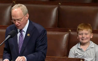 Video | El divertido momento en que hijo de un congresista de EE.UU. opaca un discurso de su padre con muecas