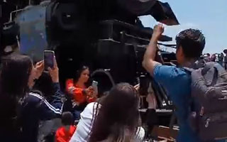 Mujer muere al intentar tomarse una selfie con un tren en movimiento en México: Fue golpeada por la locomotora