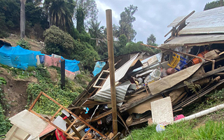 Casa se derrumba en sector Nueva Aurora de Viña del Mar: Adulta mayor fue rescatada entre los escombros
