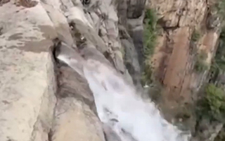 Video | Turista revela que popular cascada china es abastecida por una tubería: Autoridades admiten &#34;pequeña ayuda&#34;