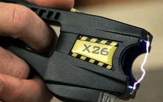 Gendarmería adquiere 20 pistolas taser: Se usarán en un recinto carcelario de Santiago y traslados de alta seguridad