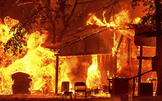 Fotos: &#34;Park&#34;, el megaincendio en California que desafía a los bomberos y amenaza a miles de personas