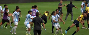 Combos, patadas y hasta &#34;amenaza&#34; con el banderín: Las imágenes del bochornoso duelo entre las Sub 16 de Argentina y Ecuador