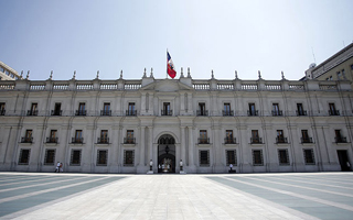 Gasfíter muere trabajando en La Moneda y funcionarios de palacio alertan por extensas jornadas laborales