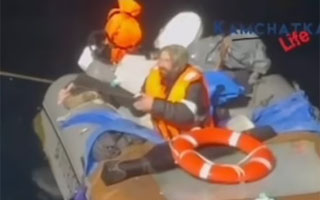 Video | Rescatan a hombre tras 2 meses a la deriva en mar de Rusia: Sus acompañantes estaban muertos