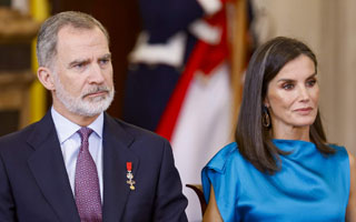 Video | ¿Complicidad o agresión? Gesto de Felipe VI hacia Letizia en entrega del Premio Planeta genera debate