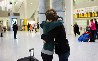 &#34;¡Inhumano!&#34; y &#34;es suficiente&#34;: Aeropuerto neozelandés fija un máximo de minutos para los abrazos de despedida