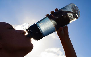 Australiana casi muere por tomar mucha agua para combatir infección: &#34;Los médicos no sabían cómo sobreviví&#34;