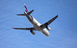 Video | Hombre intenta abrir la puerta de un avión durante &#34;fase de aterrizaje&#34; en Panamá