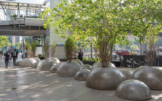 Seguridad vs. limitación del espacio: El debate por los &#34;bolones&#34; instalados fuera del Costanera Center