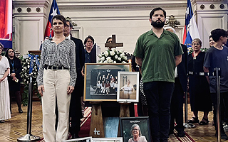 Presidente asiste a velorio de Mercedes Bulnes en el ex Congreso y participa de guardia de honor