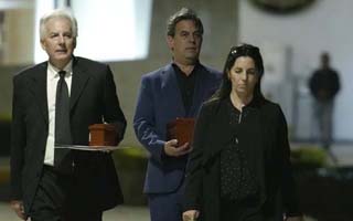 Hijo de Mario Vargas Llosa revela la razón por la cual las cenizas de su padre se dividieron en dos urnas
