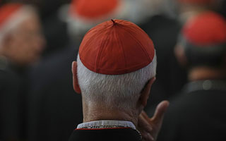 Arzobispo italiano revela anécdota pre cónclave: Un cardenal invitó a otros a su habitación y vaciaron el minibar