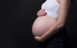 Maternidad tardía se asienta en Chile: Expertos llaman a proteger el empleo de las mujeres y darles incentivos tributarios