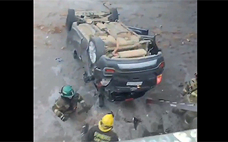 Auto con cinco ocupantes cae al río Mapocho tras choque con otro vehículo: Fueron rescatados por Bomberos