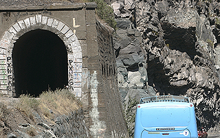 Tragedia en túnel El Tinoco en Cajón del Maipo: Mujer murió y un hombre resultó herido tras caída de rocas