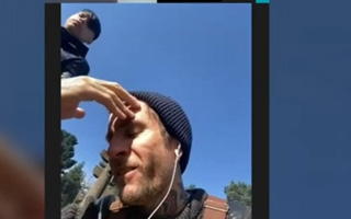 Video: Roban celular a vocalista de banda chilena &#34;Niño Cohete&#34; mientras estaba en entrevista