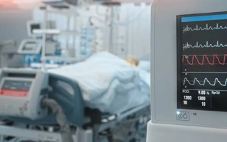 Debate en EE.UU. por mujer embarazada con muerte cerebral: Ley prohíbe su desconexión porque el feto moriría