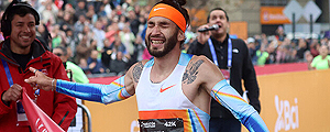 Chileno Carlos Díaz gana el Maratón de Santiago por sobre los keniatas... Mira la emotiva llegada a la meta