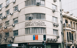 Corporación de Asistencia Judicial aclara resolución que causó &#34;conmoción&#34; a abogados: No afecta a titulados