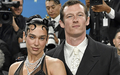 Dua Lipa confirma su compromiso con Callum Turner y dice que está &#34;obsesionada&#34; con el anillo