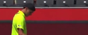&#34;¿Merecía la descalificación?&#34;: Mira el ataque de furia del tenista número 17 del mundo en el ATP de Queen&#39;s