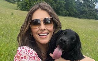 Elizabeth Hurley muestra su impactante figura a los 60 años y revela sus secretos para lograr buenas fotos en bikini