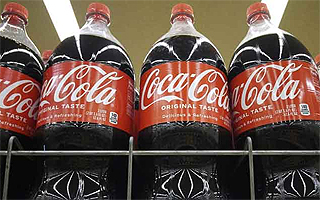 El trasfondo de la jugada de Trump por cambiar un ingrediente clave de Coca-Cola en EE.UU.