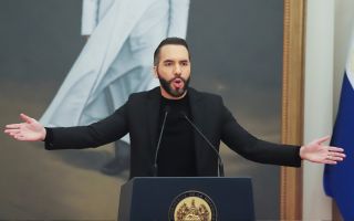 Bukele responde a críticas por reelección indefinida y dice que son porque El Salvador es &#34;pequeño y pobre&#34;