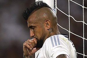 &#34;Por ningún motivo le renovaríamos, pero...&#34;: Tensión en Colo Colo por la continuidad de Arturo Vidal
