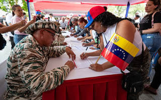Tras llamado de Maduro, miles de venezolanos se enlistan en la reserva militar ante envío de barcos estadounidenses