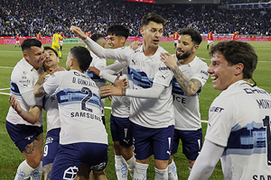 La UC inauguró el Claro Arena derrotando a Unión Española y se afianzó en la zona de las copas